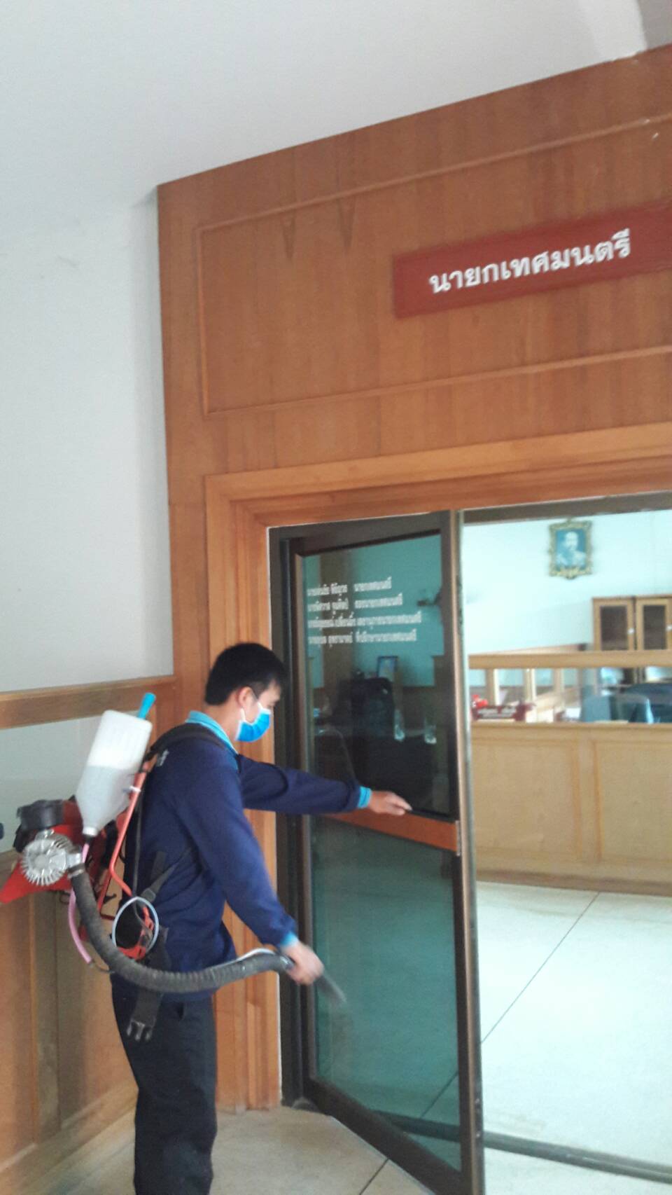 พ่นน้ำยาฆ่าเชื้อภายในสำนักงานเทศบาล (4 ภาพ)